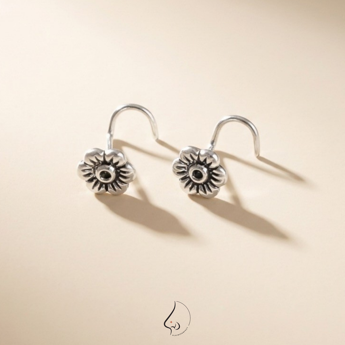 จิวจมูกก้านโค้งดอกเดซี่วินเทจ เงินแท้ | Sterling Silver Oxidized Daisy Nose Stud