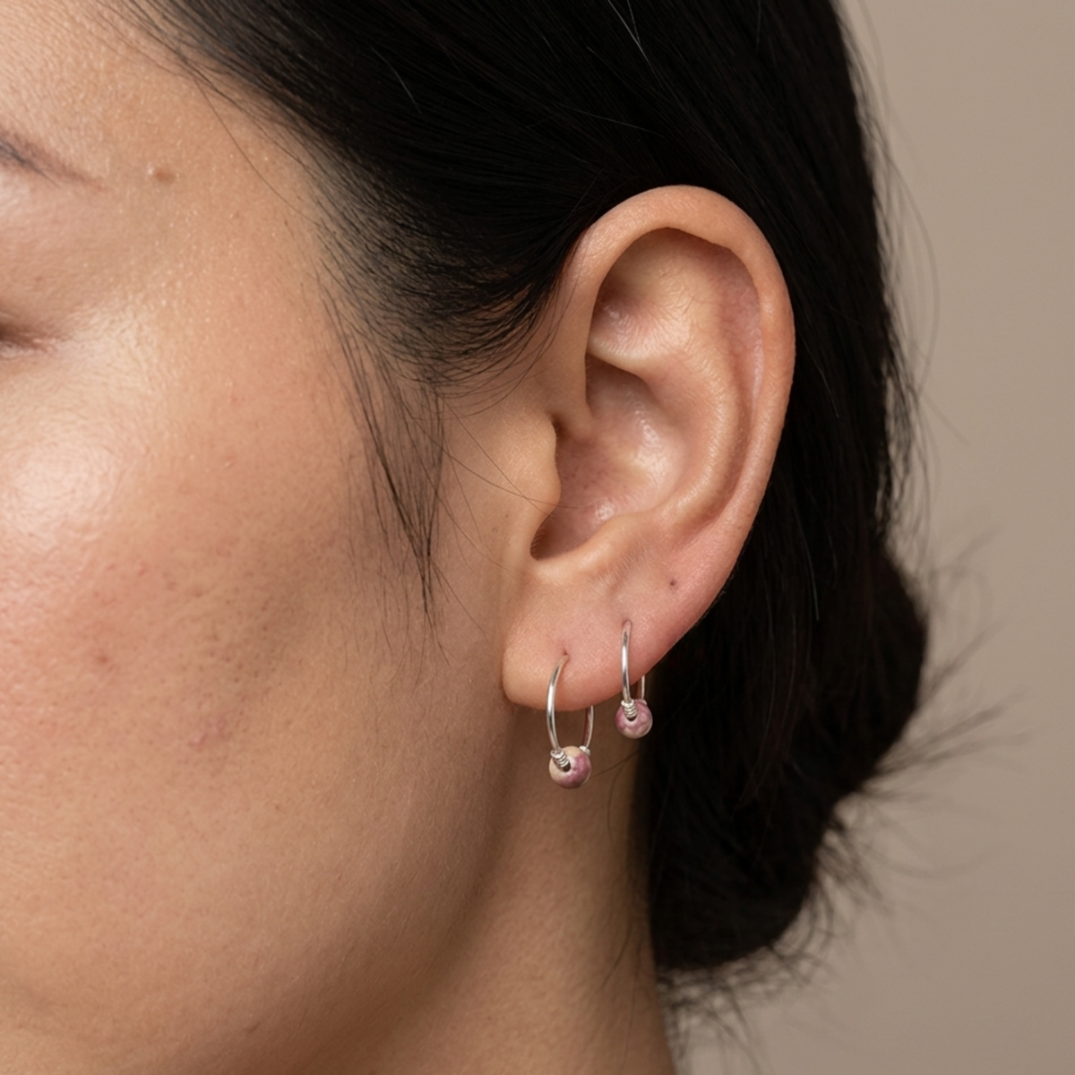 จิวแบบเจาะ ทรงห่วงลูกปัดชมพู | Blush Bead Hoop Piercing