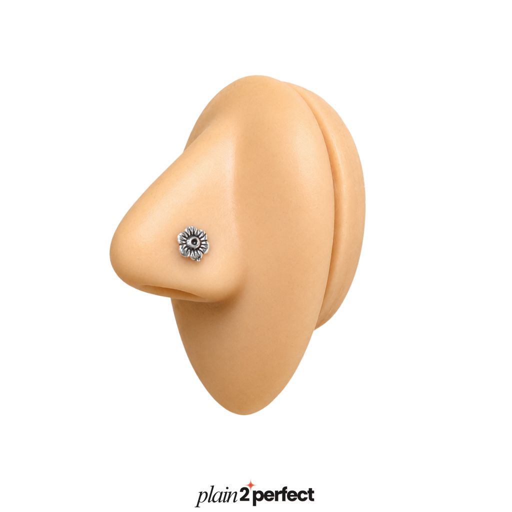 จิวจมูกก้านโค้งดอกเดซี่วินเทจ เงินแท้ | Sterling Silver Oxidized Daisy Nose Stud