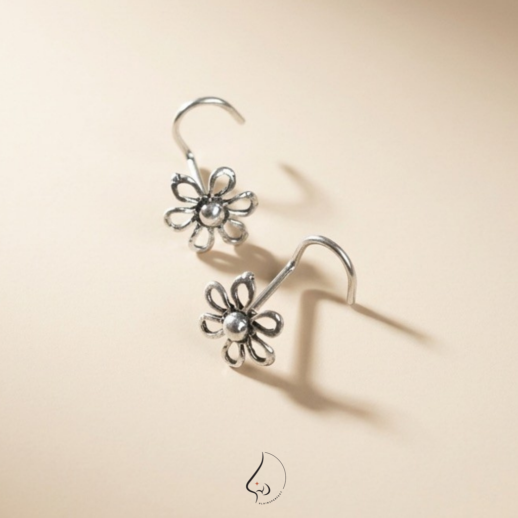 จิวจมูกก้านโค้งดอกไม้วินเทจ เงินแท้ | Silver Oxidized Vintage Flower Nose Stud