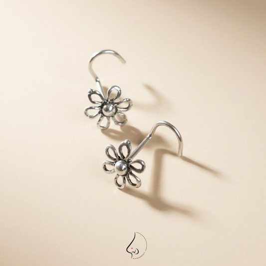 จิวจมูกก้านโค้งดอกไม้วินเทจ เงินแท้ | Silver Oxidized Vintage Flower Nose Stud