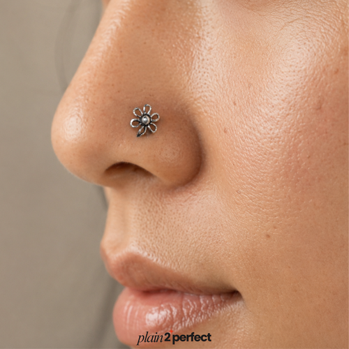 จิวจมูกก้านโค้งดอกไม้วินเทจ เงินแท้ | Silver Oxidized Vintage Flower Nose Stud