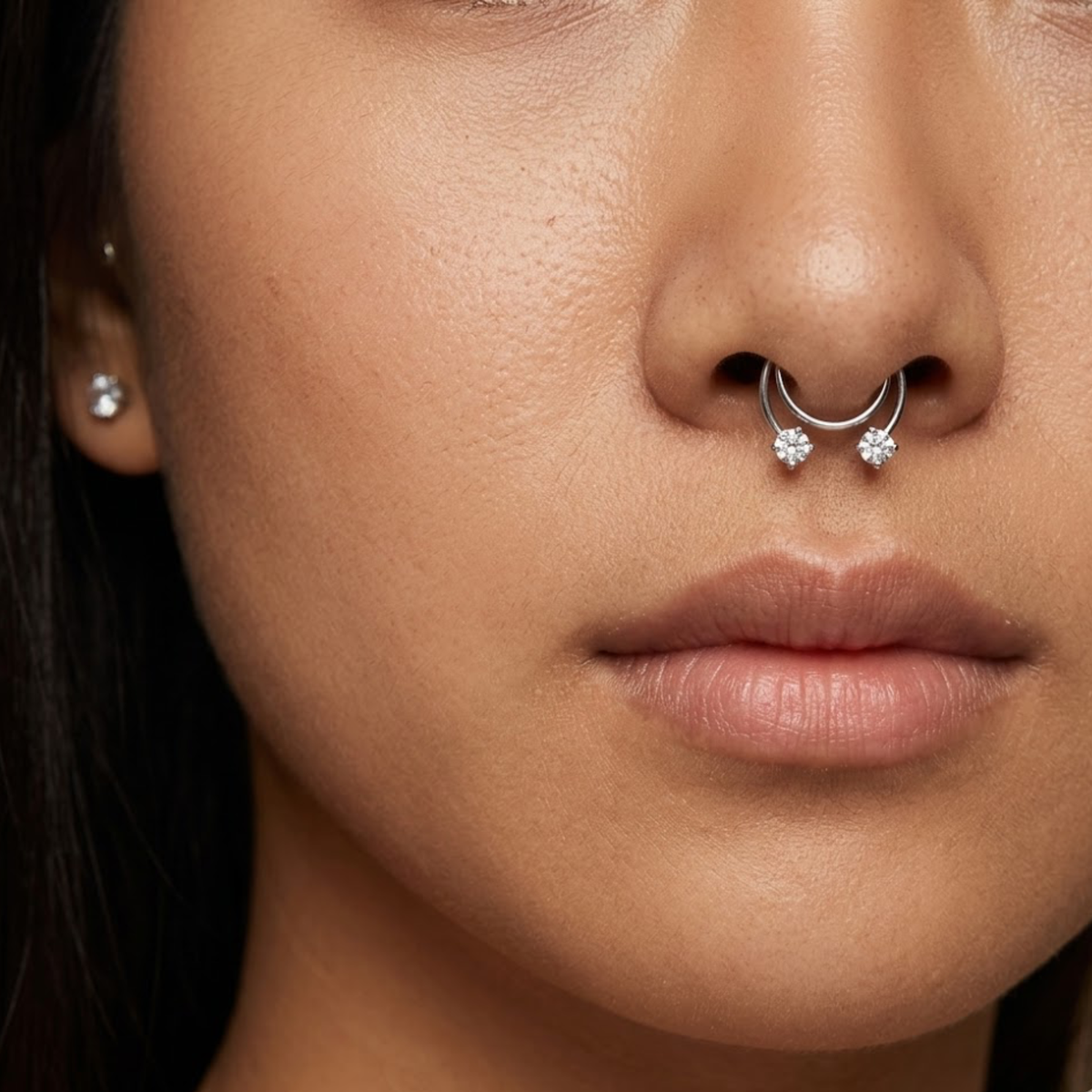 จิวจมูกแบบไม่ต้องเจาะ ทรงเกือกม้า หัวคริสตัล | Horseshoe Nose Cuff Crystal Detail