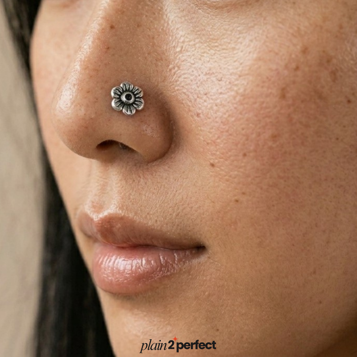 จิวจมูกก้านโค้งดอกเดซี่วินเทจ เงินแท้ | Sterling Silver Oxidized Daisy Nose Stud