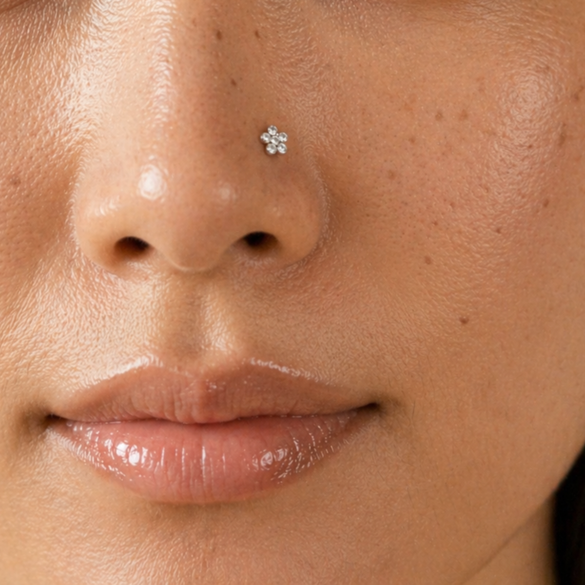 จิวจมูกแบบเจาะ ทรงก้านดอกไม้เพชร | Floral Crystal Nose Stud