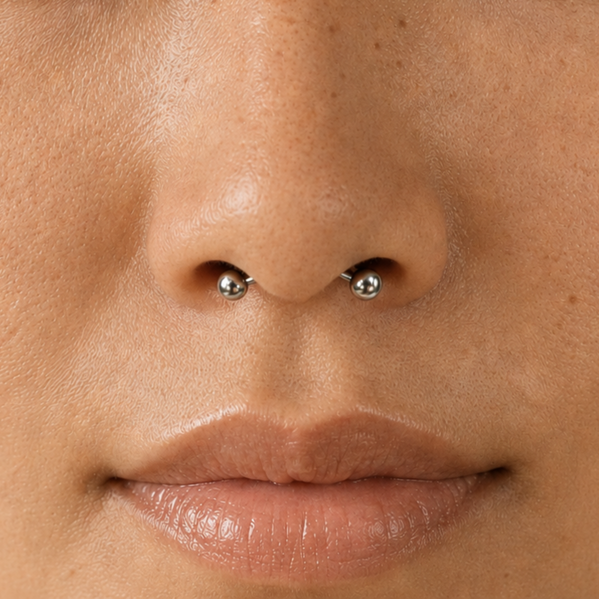 จิวซ่อนใต้จมูกแบบก้านโค้ง | Curved Septum Retainer Piercing