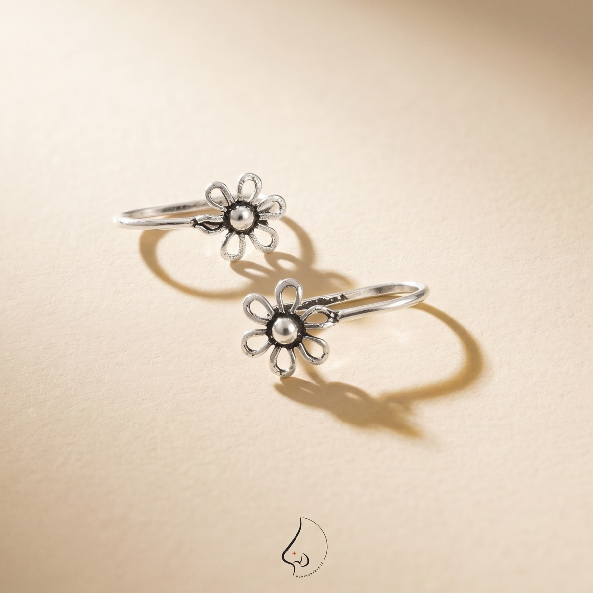 จิวจมูกไม่เจาะดอกไม้วินเทจ เงินแท้ | Sterling Silver Oxidized Flower Nose Cuff