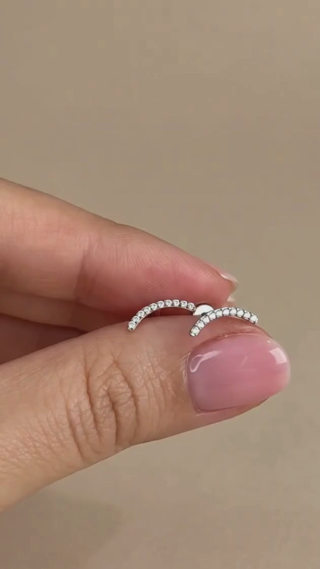 จิวหูโค้งฝังเพชร Flat Back | Titanium Curved CZ Stud